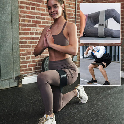 Femme accroupie qui s'entraine avec un élacatique de musculation