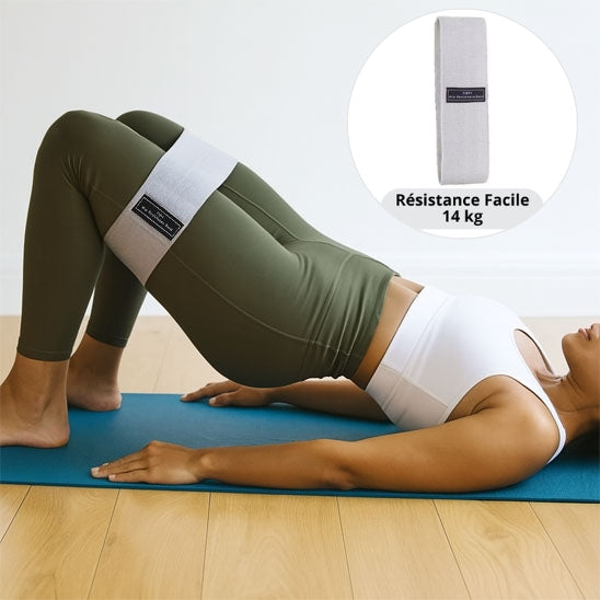 Femme allongée sur tapis avec élastique musculation 14 kg