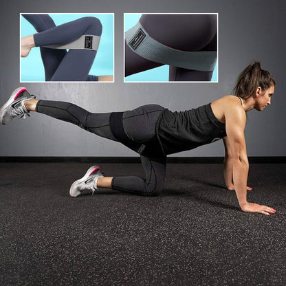 Femme qui s'entraine avec un élastique musculation chez-elle