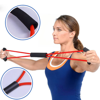 Femme qui tire sur elastique musculation avec ses bras