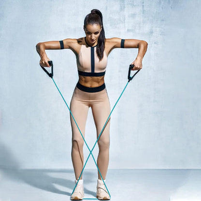 femme qui tire sur elastique musculation