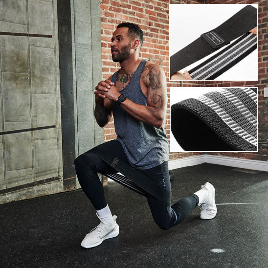 Homme accroupi qui s'entraine avec élastique musculation