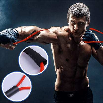 Homme qui entraine ses bras avec elastique musculation