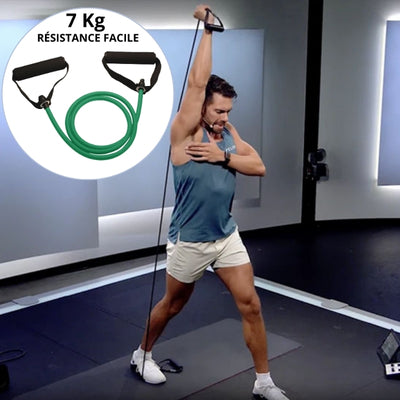 Homme s'entraîne avec elastique musculation 7 kg